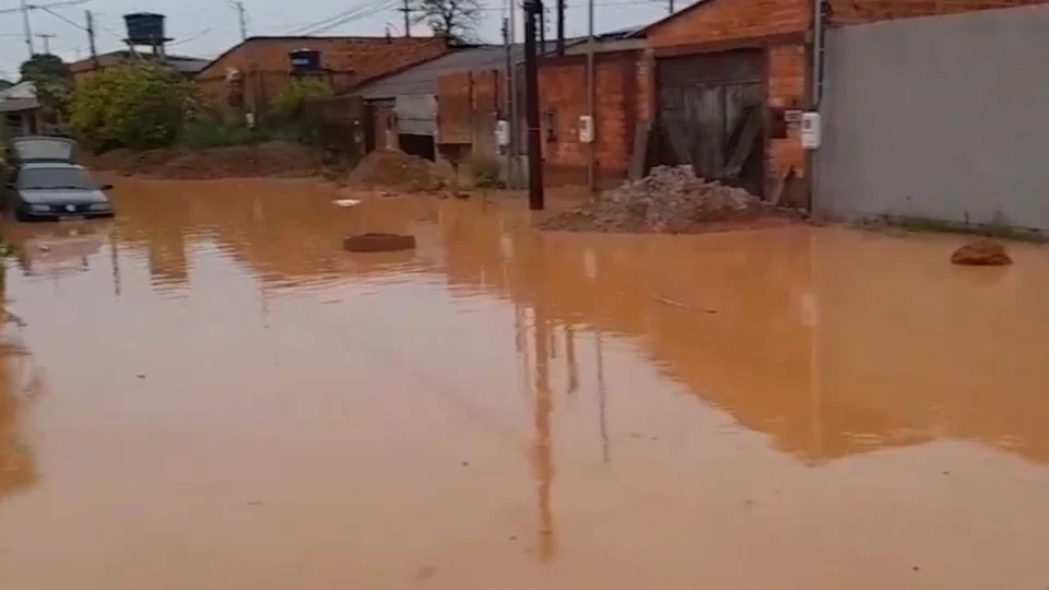 VÍDEO: Moradores relatam prejuízos após temporal que alagou bairros de Porto Velho