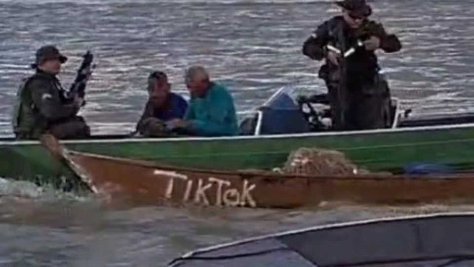 VÍDEO: Dois pescadores são detidos por pesca ilegal durante o defeso no rio Madeira em Porto Velho