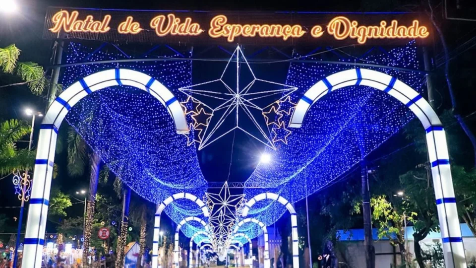 Capital do Acre celebra início do Natal com iluminação especial e carreata do Papai Noel