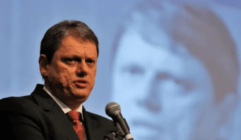 Tarcísio ataca governo Lula, defende Bolsonaro e fala em ‘salvar o Brasil’