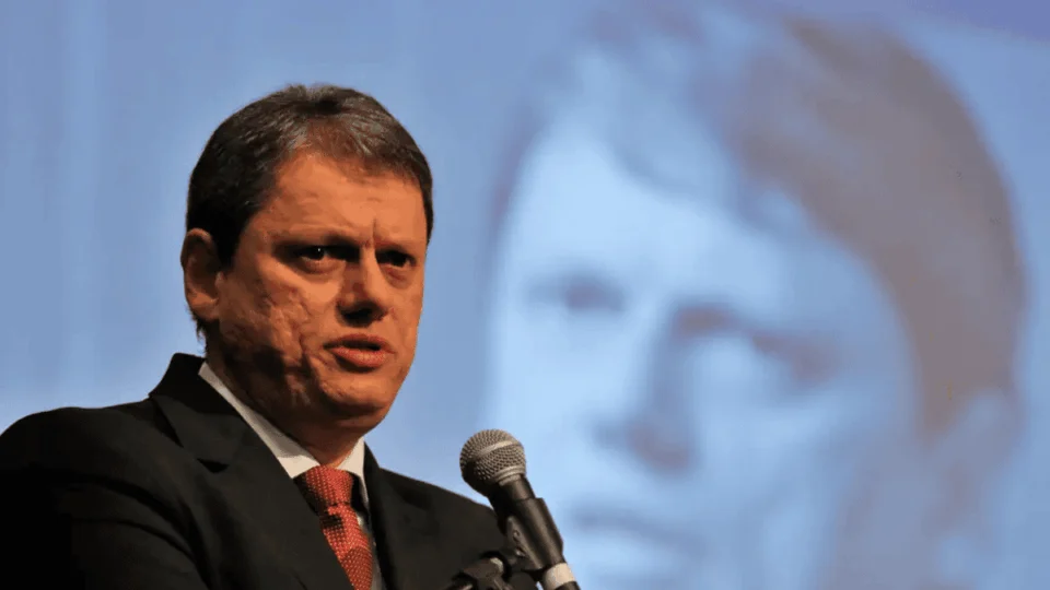 Tarcísio ataca governo Lula, defende Bolsonaro e fala em ‘salvar o Brasil’