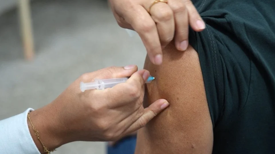 VÍDEO: Nova vacina brasileira de dose única contra a dengue será distribuída gratuitamente pelo SUS em 2026