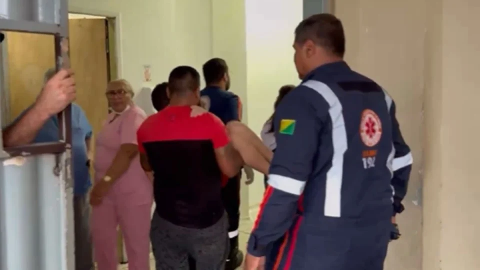 Após atropelamento, mãe de criança autista socorre filho e o leva ao Samu por conta própria no Acre