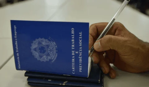 Brasil atinge menor desemprego desde 2012 e bate recordes de carteira assinada e renda