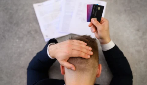 Endividamento das famílias no Acre se mantém alto e atinge 82% em outubro, diz estudo