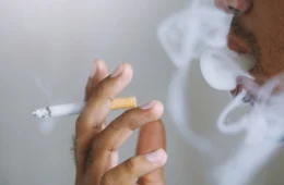 Aluno quebra pia e é detido após ser flagrado fumando dentro de escola no Acre