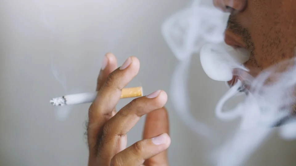 Aluno quebra pia e é detido após ser flagrado fumando dentro de escola no Acre