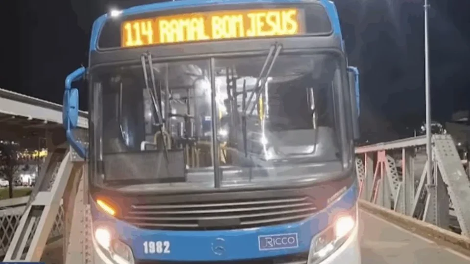 Após queda de mulher e criança de ônibus em movimento, Ministério Público do Acre cobra explicações da RBTrans