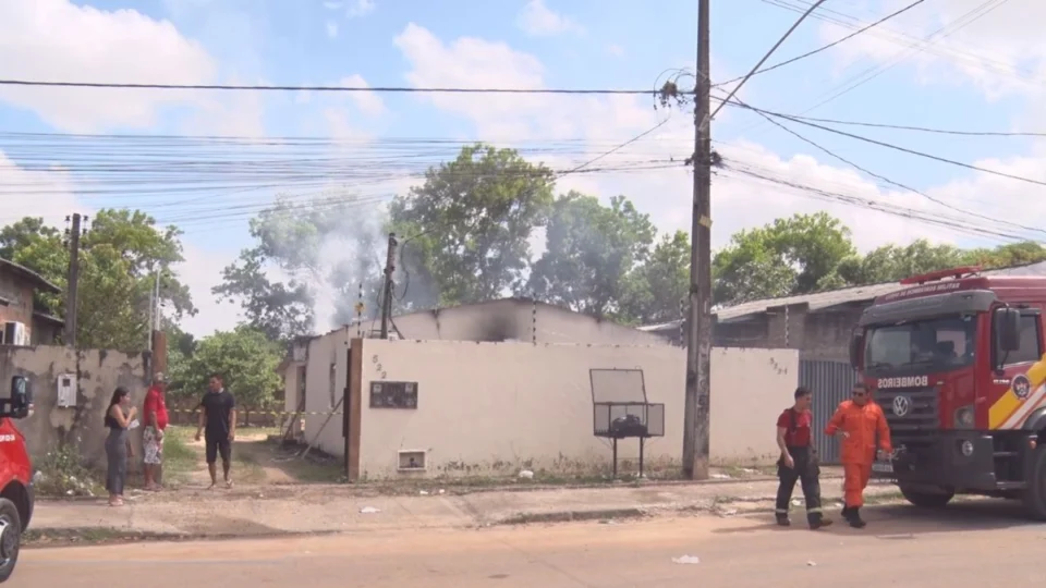 Incêndio destrói casa no bairro União e deixa cachorro carbonizado