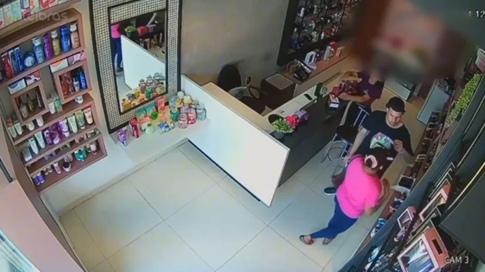 Casal é flagrado furtando loja de perfumes