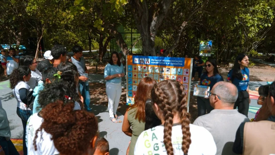 Primeira placa de comunicação alternativa é instalada no Bosque dos Papagaios