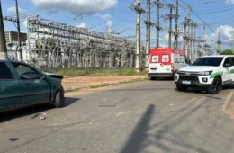 Carro oficial do governo colide com veículo particular após motorista avançar preferencial