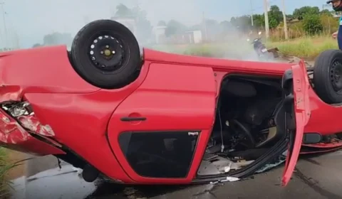 Carro bate em caminhão e capota na BR-174