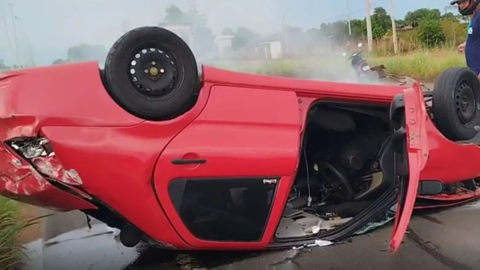 Carro bate em caminhão e capota na BR-174