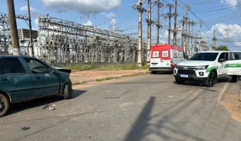Carro oficial do governo colide com veículo particular após motorista avançar preferencial