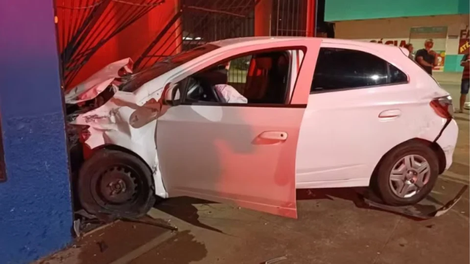 Acidente entre dois veículos derruba fachada de comércio e fere duas mulheres
