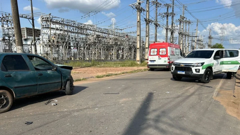 Carro oficial do governo colide com veículo particular após motorista avançar preferencial