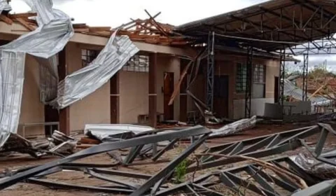Cidade do Brasil amanhece destruída após passagem de tornado; veja fotos