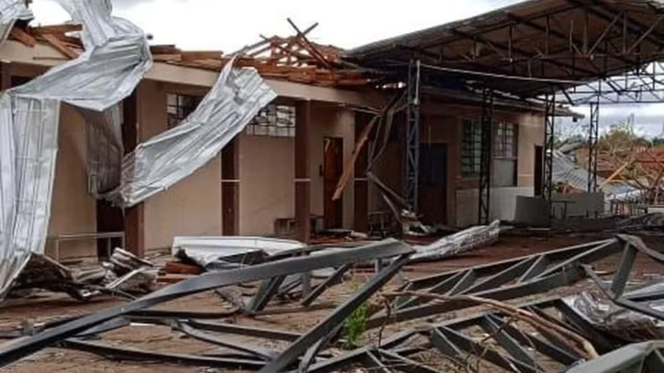 Cidade do Brasil amanhece destruída após passagem de tornado; veja fotos