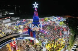 Coari abre Natal das Luzes 2025 com árvore digital, neve artificial e grande público