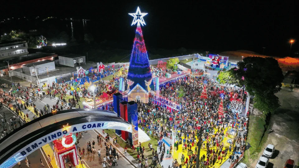 Coari abre Natal das Luzes 2025 com árvore digital, neve artificial e grande público