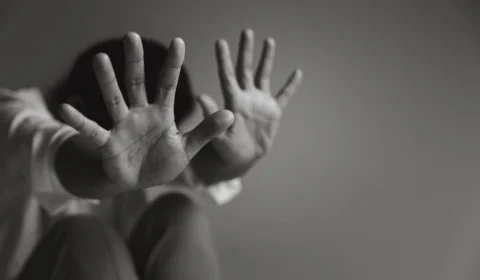 Criança vítima de estrupo coletivo no Amazonas é filmada aflita por criminosos