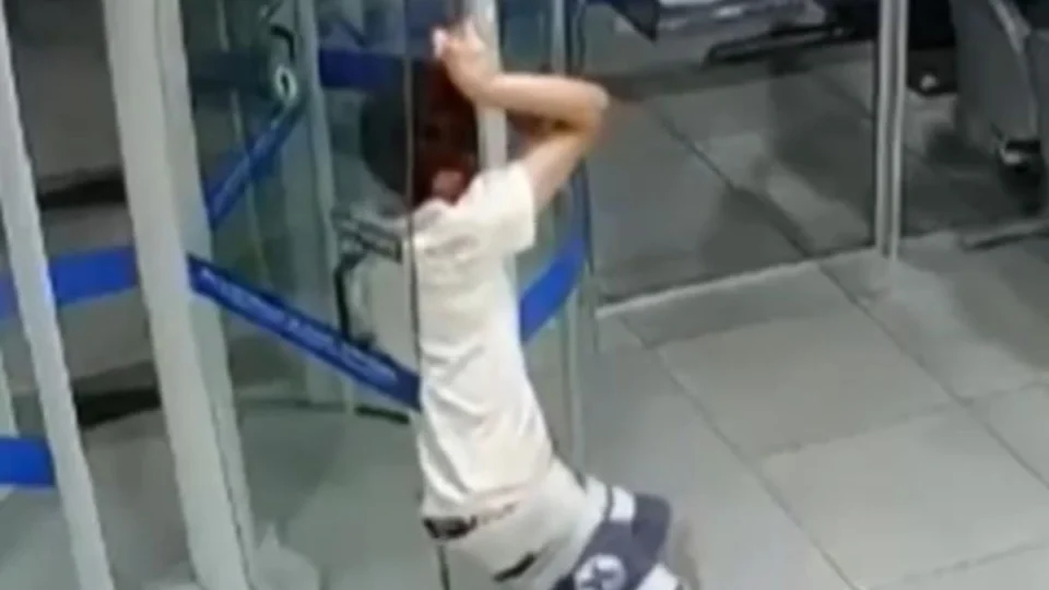 Se deu mal! Homem tenta invadir banco e fica entalado na porta giratória