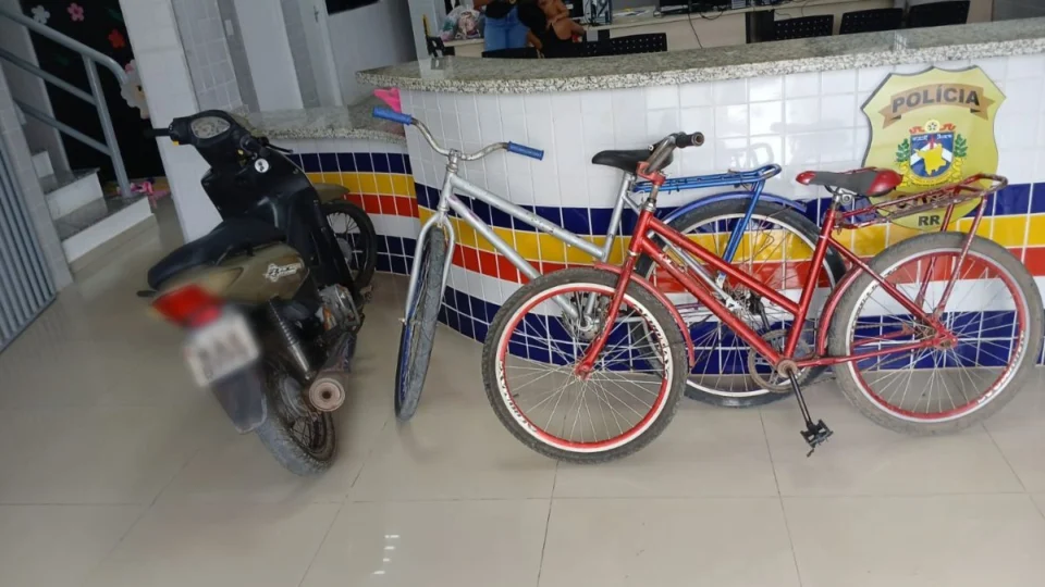 PCRR prende dupla que escondeu moto roubada em banheiro de casa em Caracaraí
