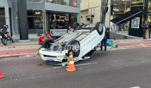 VÍDEO: Motorista dorme ao volante e carro capota em Manaus; criança de 5 anos está entre as vítimas