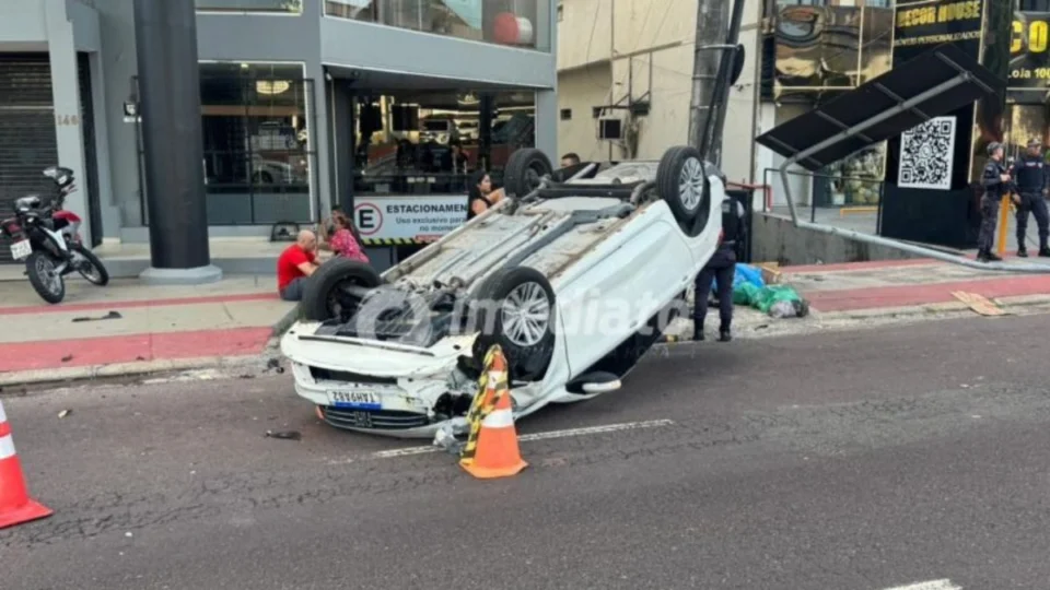 VÍDEO: Motorista dorme ao volante e carro capota em Manaus; criança de 5 anos está entre as vítimas