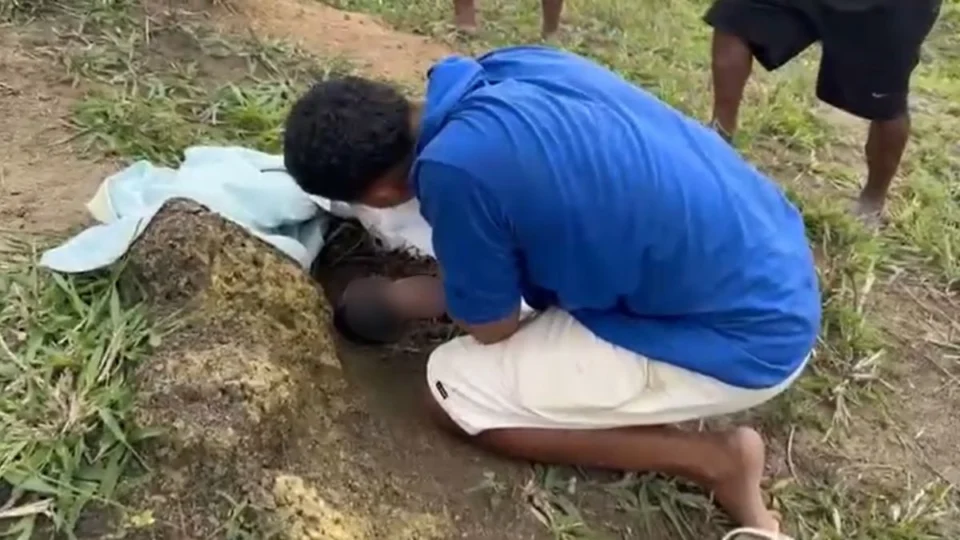 VÍDEO: Bebê recém-nascida é achada abandonada em barranco após choro chamar atenção