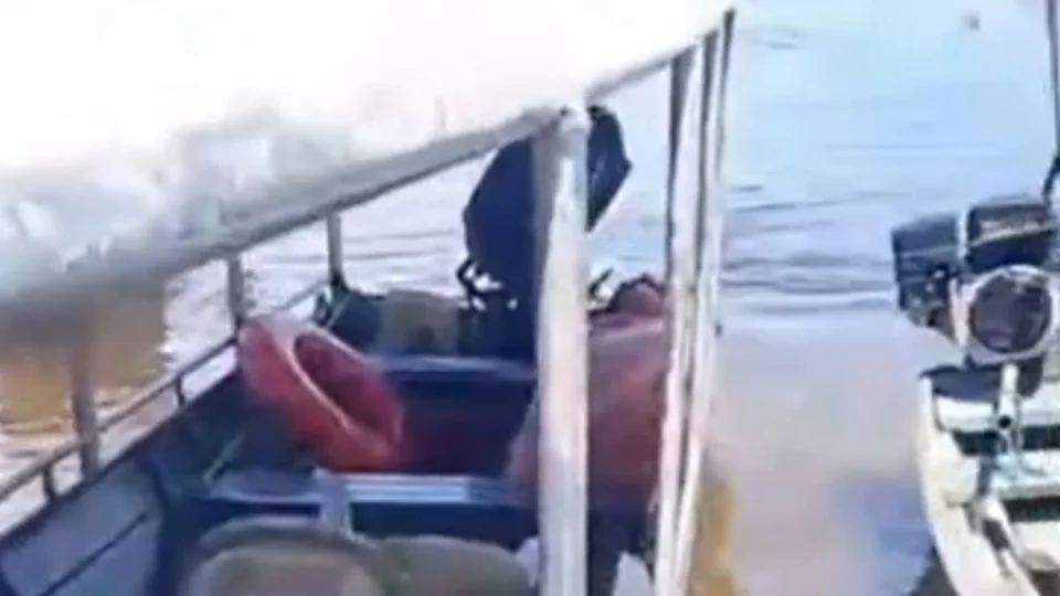 Vídeo chocante mostra casal morto a tiros dentro de lancha na orla de Tefé