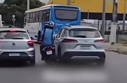 VÍDEO: Motoqueiro faz manobra perigosa em Manaus e quase termina em acidente grave