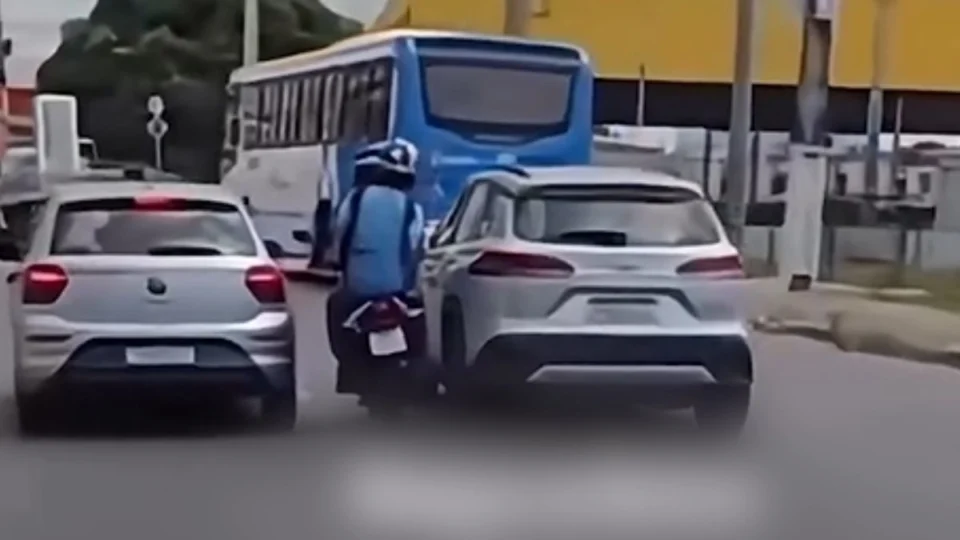VÍDEO: Motoqueiro faz manobra perigosa em Manaus e quase termina em acidente grave