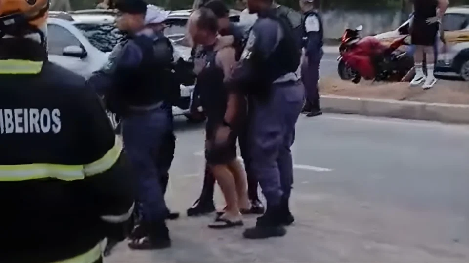 VÍDEO: Pai desmaia ao reconhecer filha morta após acidente violento na av. do Turismo, em Manaus