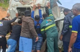 Vídeo registra resgate de motorista após tombamento de caminhão-pipa na AM-010