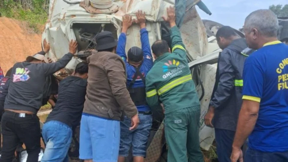 Vídeo registra resgate de motorista após tombamento de caminhão-pipa na AM-010