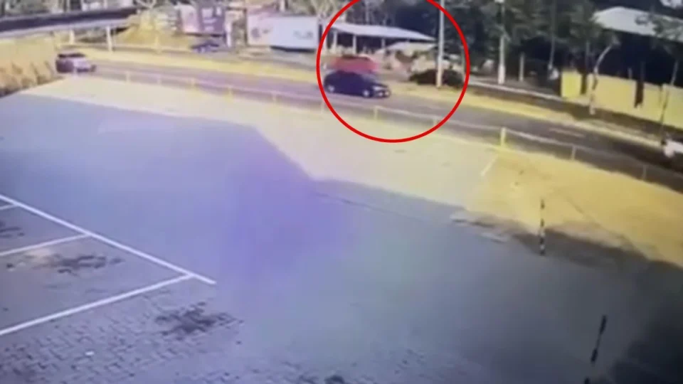 Vídeo revela sequência de carros antes de racha que matou duas pessoas na Avenida do Turismo