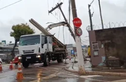 Acidente com ônibus danifica poste e deixa bairro sem energia em Rio Branco