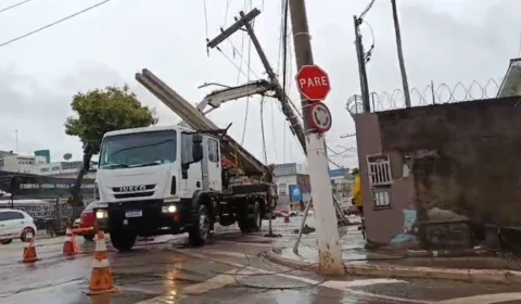 Acidente com ônibus danifica poste e deixa bairro sem energia em Rio Branco