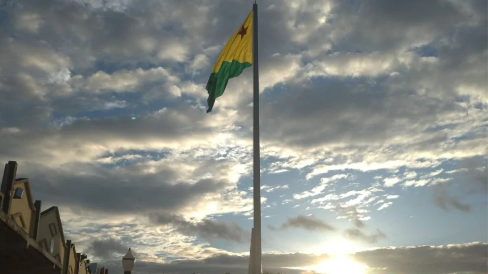 Terça-feira será quente e ventilada, com sol e chuvas pontuais no Acre