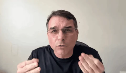 Flávio Bolsonaro denuncia condições precárias de saúde do pai e pede prisão domiciliar humanitária: ‘trancado em uma sala de doze por doze’
