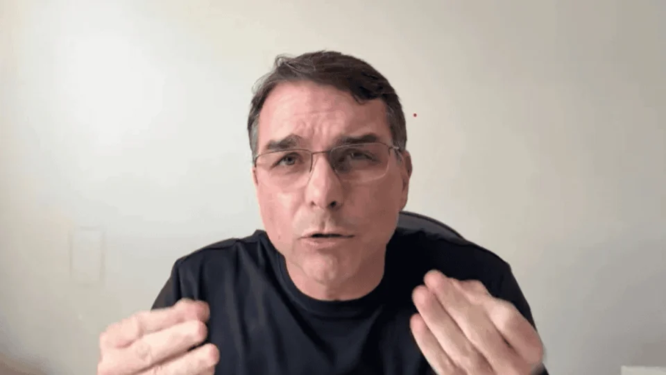 Flávio Bolsonaro denuncia condições precárias de saúde do pai e pede prisão domiciliar humanitária: ‘trancado em uma sala de doze por doze’