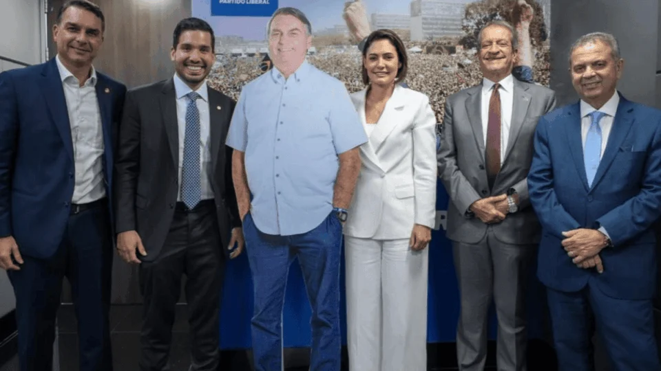 Bolsonaro vira boneco de campanha do PL diante de restrições legais