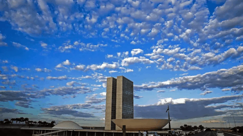 Congresso posterga votações de pautas-chave de trabalho e segurança