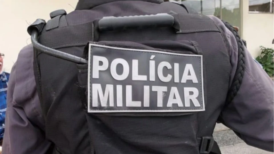 PM de folga reage a assalto, frustra fuga de suspeitos e ajuda a libertar família feita refém no Acre