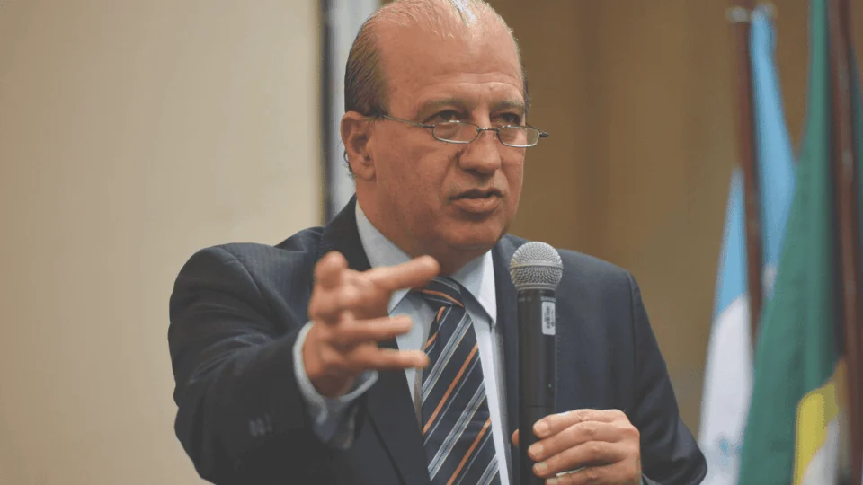 Fraudes digitais atingem 92% dos idosos, aponta ministro do TCU