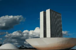 Protestos contra o Congresso reúnem manifestantes em várias cidades do país