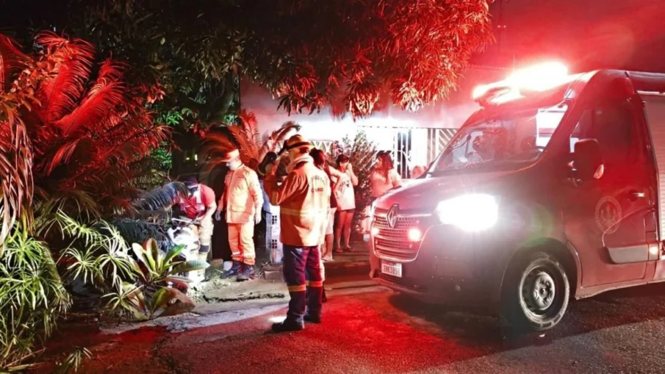 Homem é preso por embriaguez após cair com motocicleta em córrego