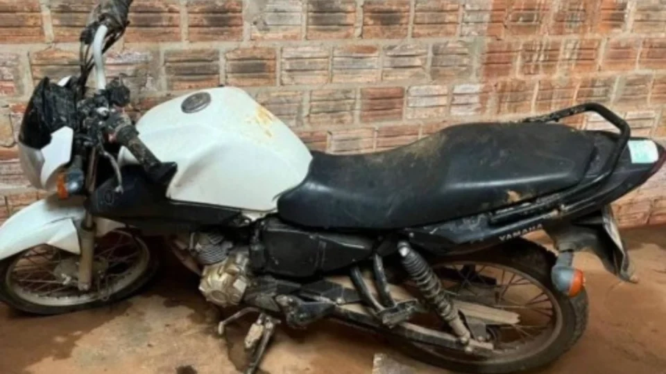 Moto furtada é encontrada abandonada dentro de residência no Setor 19 em Vilhena